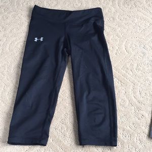 Warn cropped black under armor leggings.